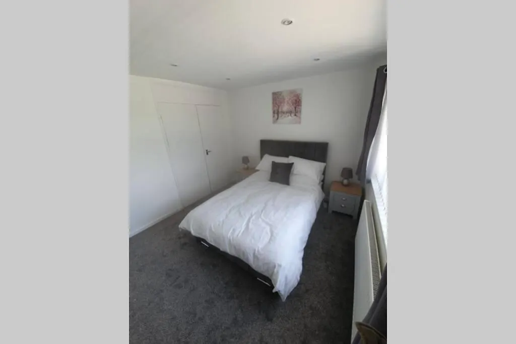 Entire House - Cheshire Oaks/Ellesmere Port 0*,